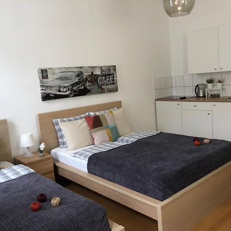 New, Bright Apartment Near The Metro! Wina Bagian luar foto