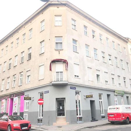 New, Bright Apartment Near The Metro! Wina Bagian luar foto