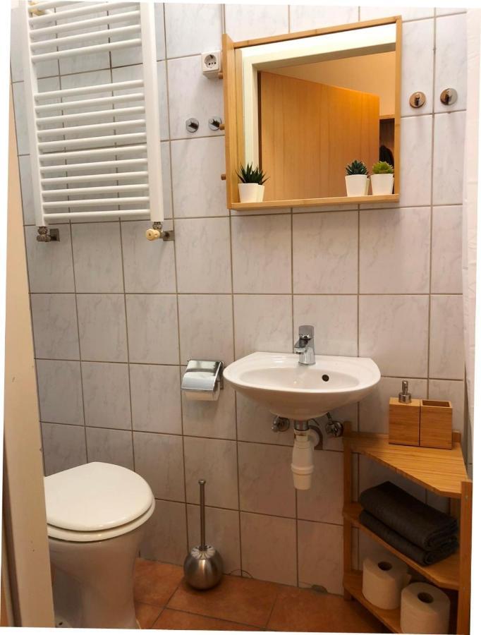 New, Bright Apartment Near The Metro! Wina Bagian luar foto