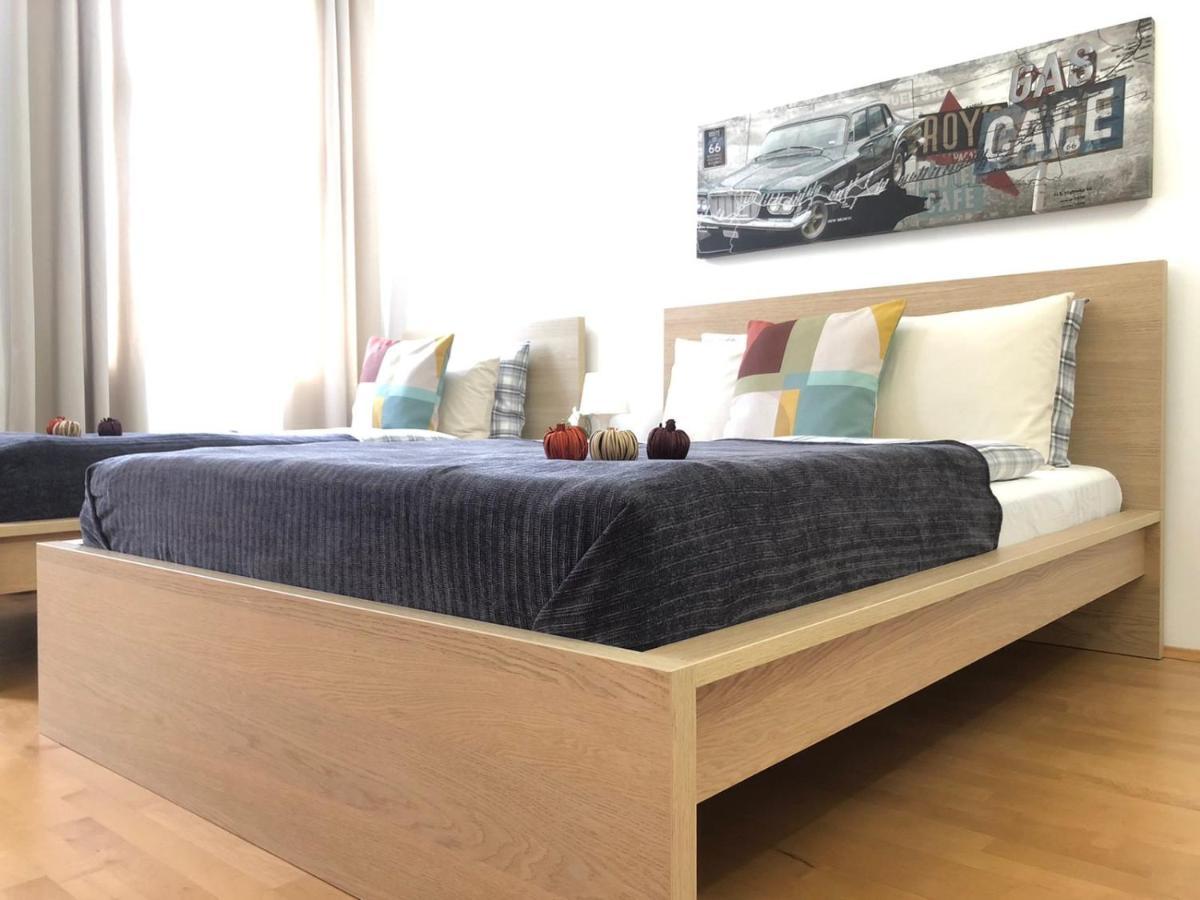 New, Bright Apartment Near The Metro! Wina Bagian luar foto