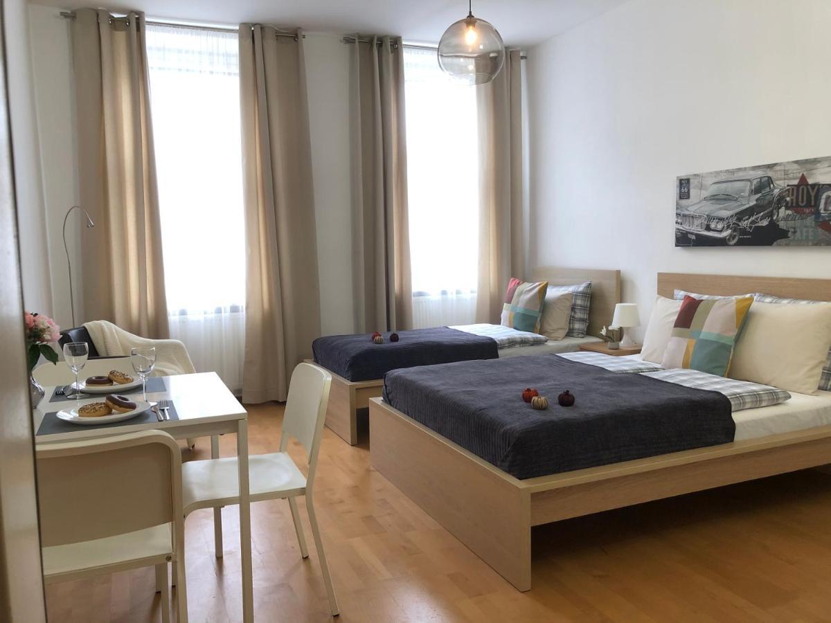 New, Bright Apartment Near The Metro! Wina Bagian luar foto