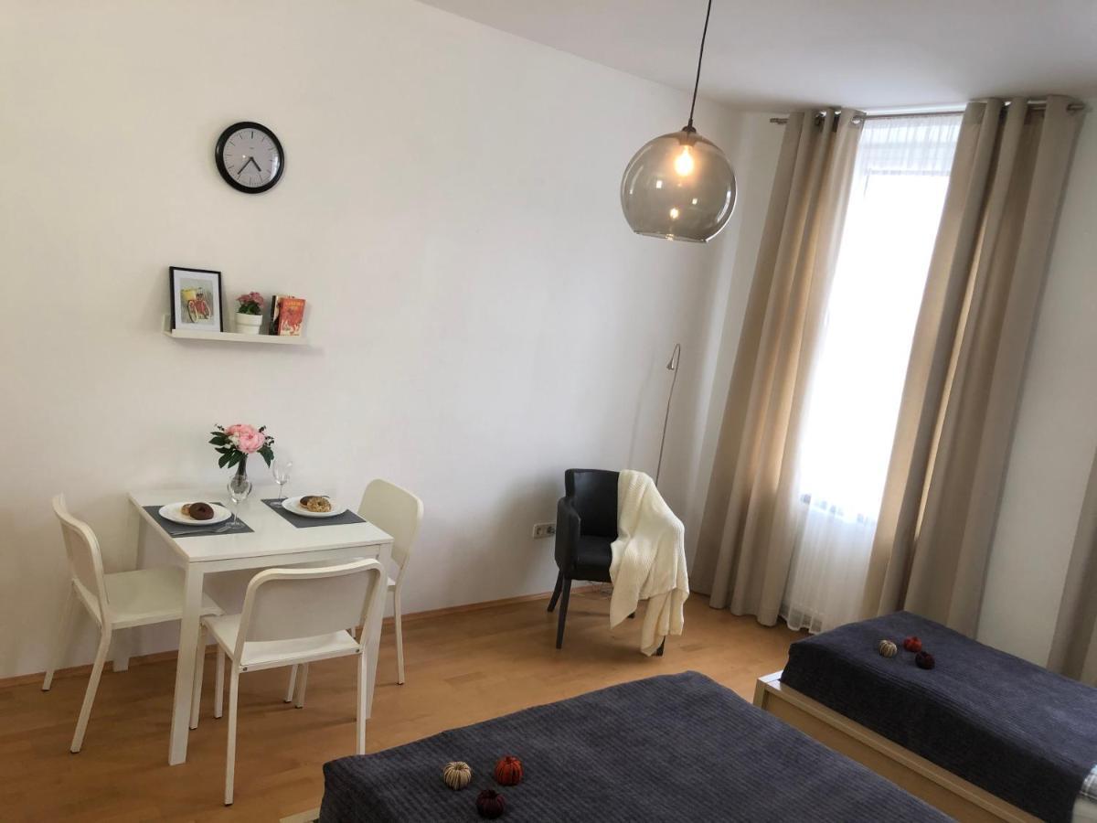 New, Bright Apartment Near The Metro! Wina Bagian luar foto