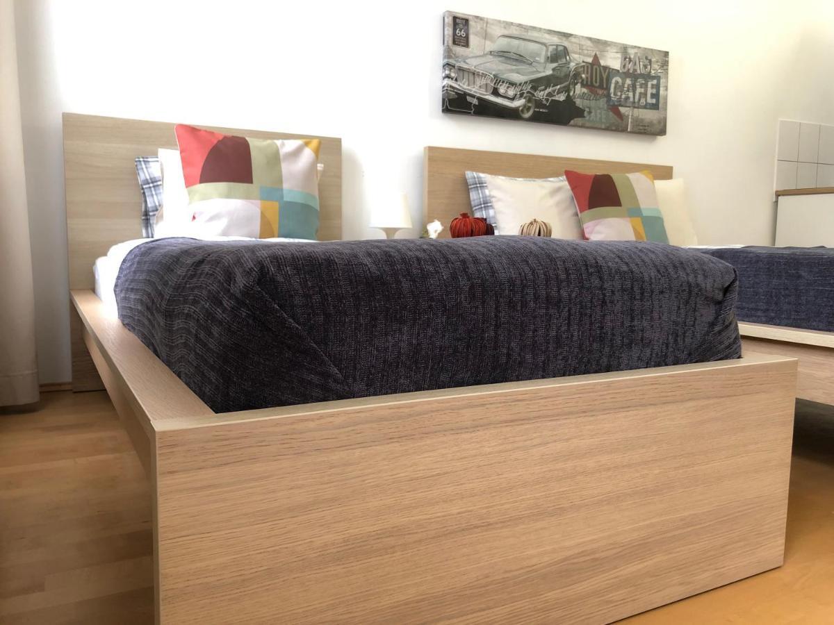 New, Bright Apartment Near The Metro! Wina Bagian luar foto