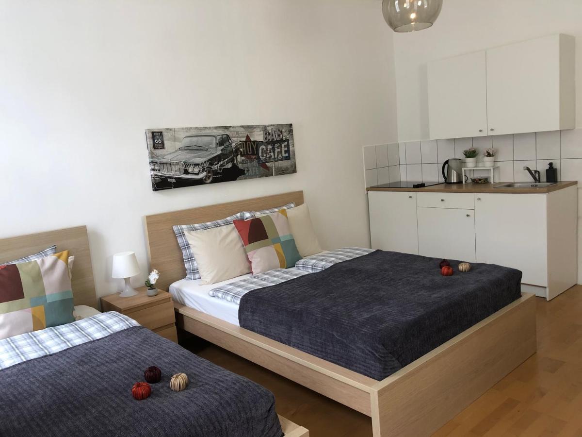 New, Bright Apartment Near The Metro! Wina Bagian luar foto