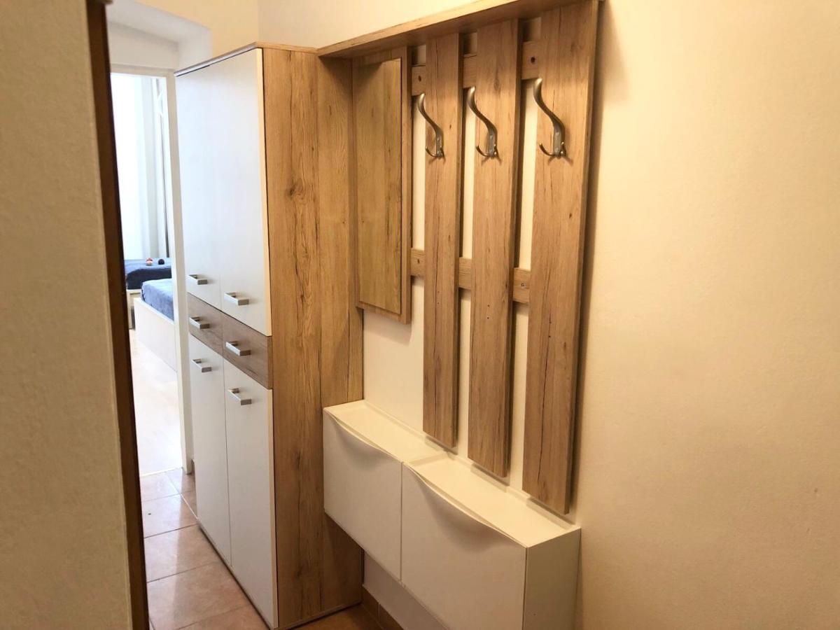 New, Bright Apartment Near The Metro! Wina Bagian luar foto
