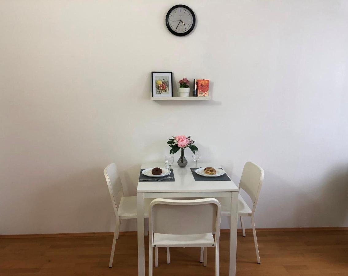 New, Bright Apartment Near The Metro! Wina Bagian luar foto