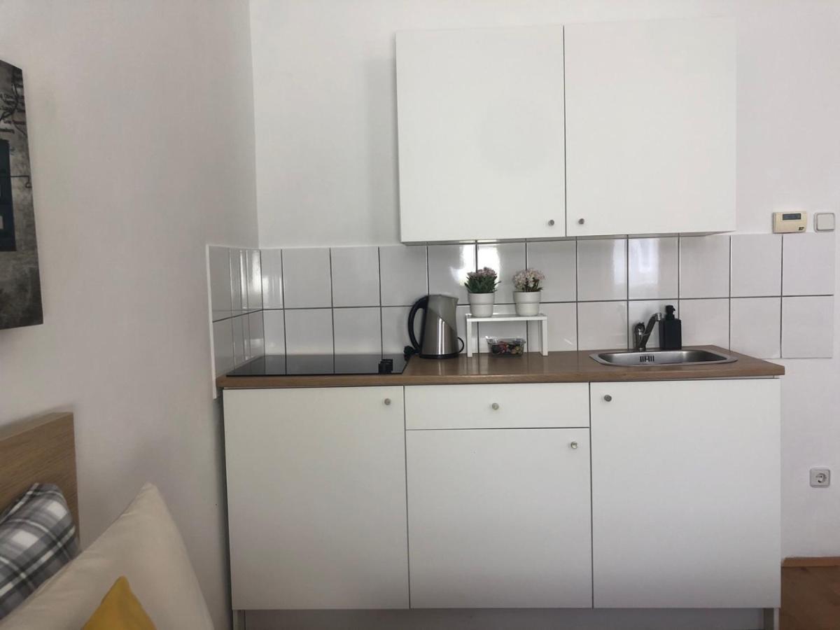 New, Bright Apartment Near The Metro! Wina Bagian luar foto