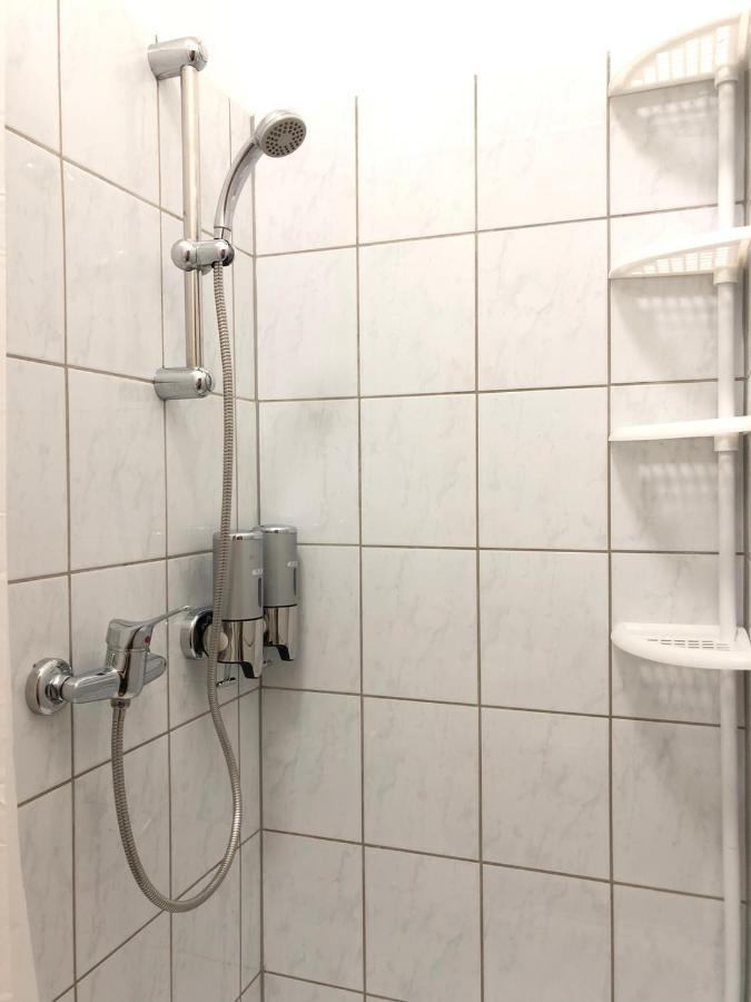 New, Bright Apartment Near The Metro! Wina Bagian luar foto