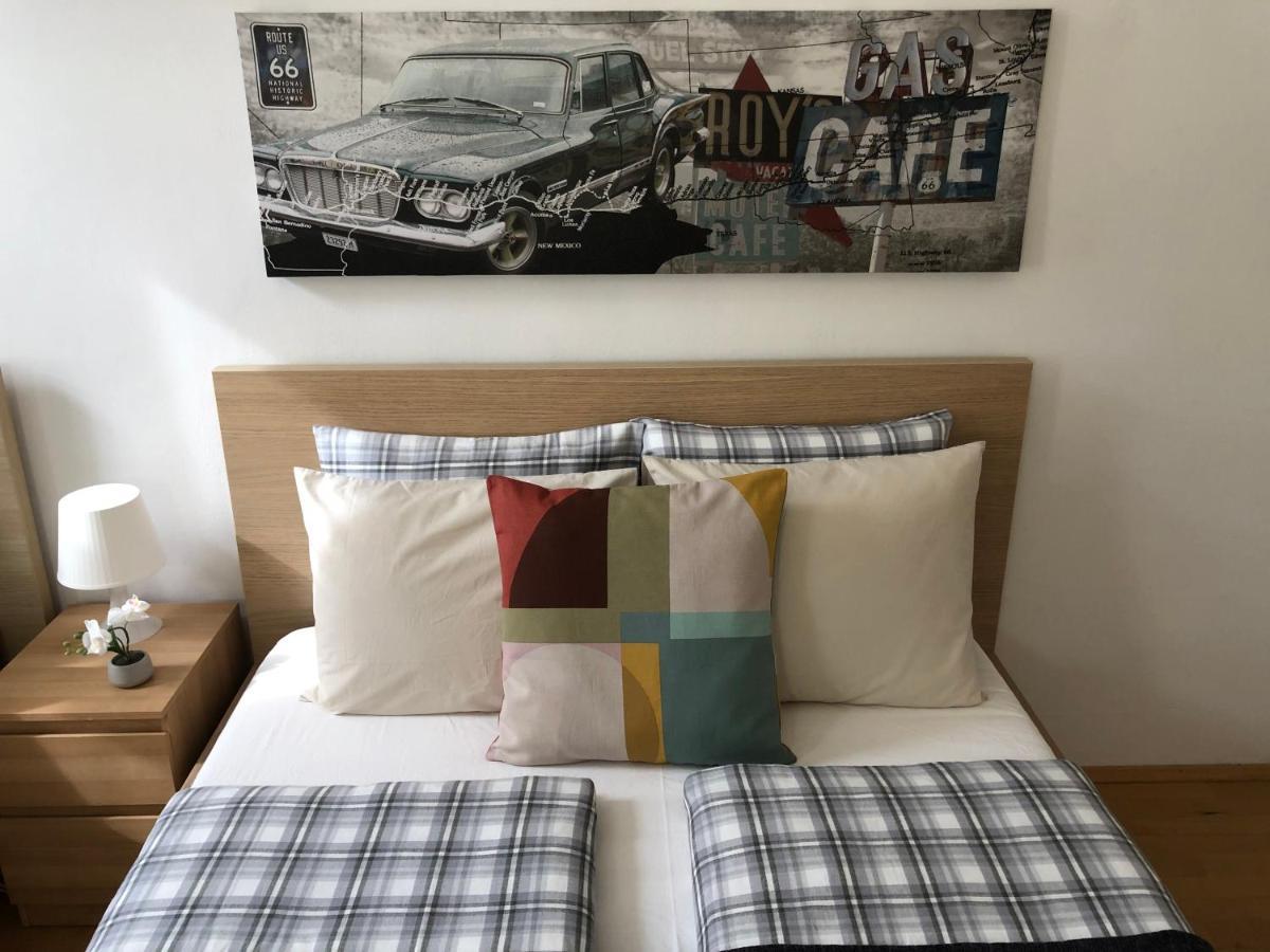 New, Bright Apartment Near The Metro! Wina Bagian luar foto