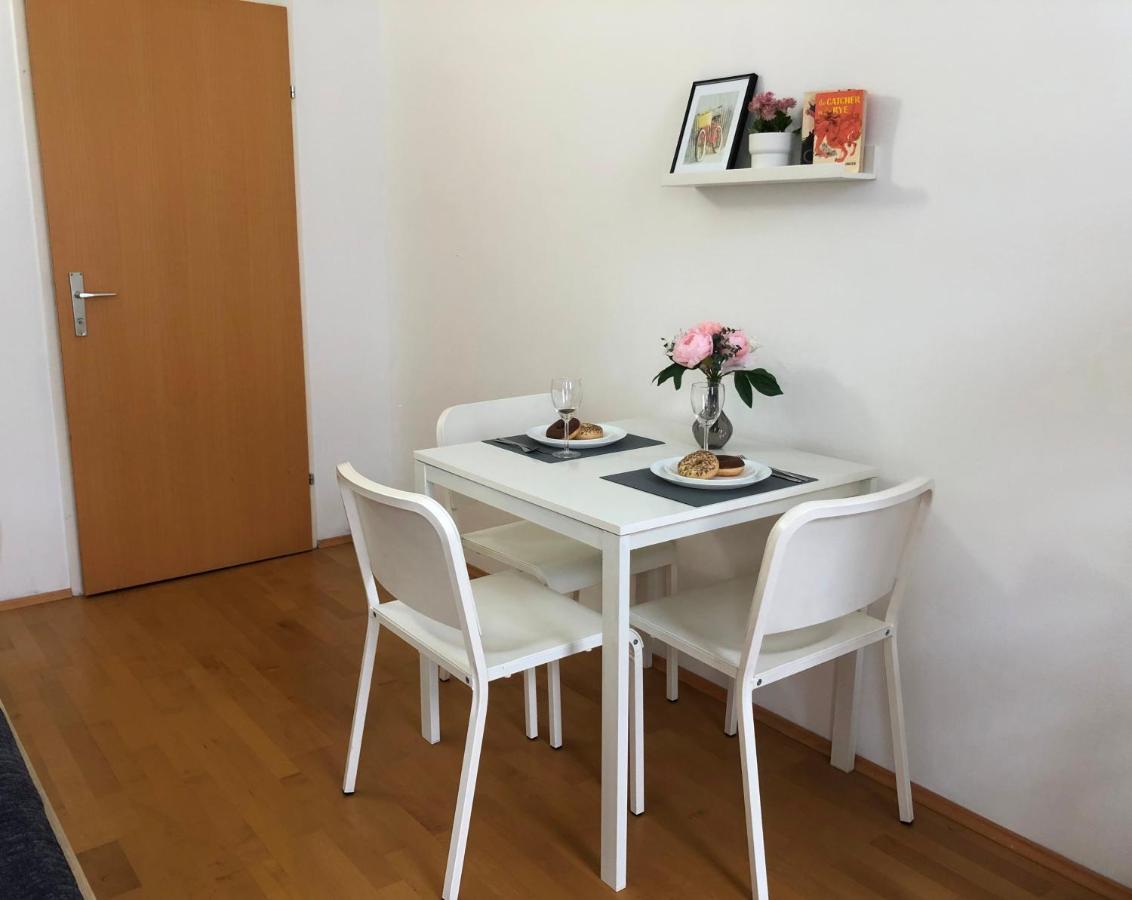 New, Bright Apartment Near The Metro! Wina Bagian luar foto