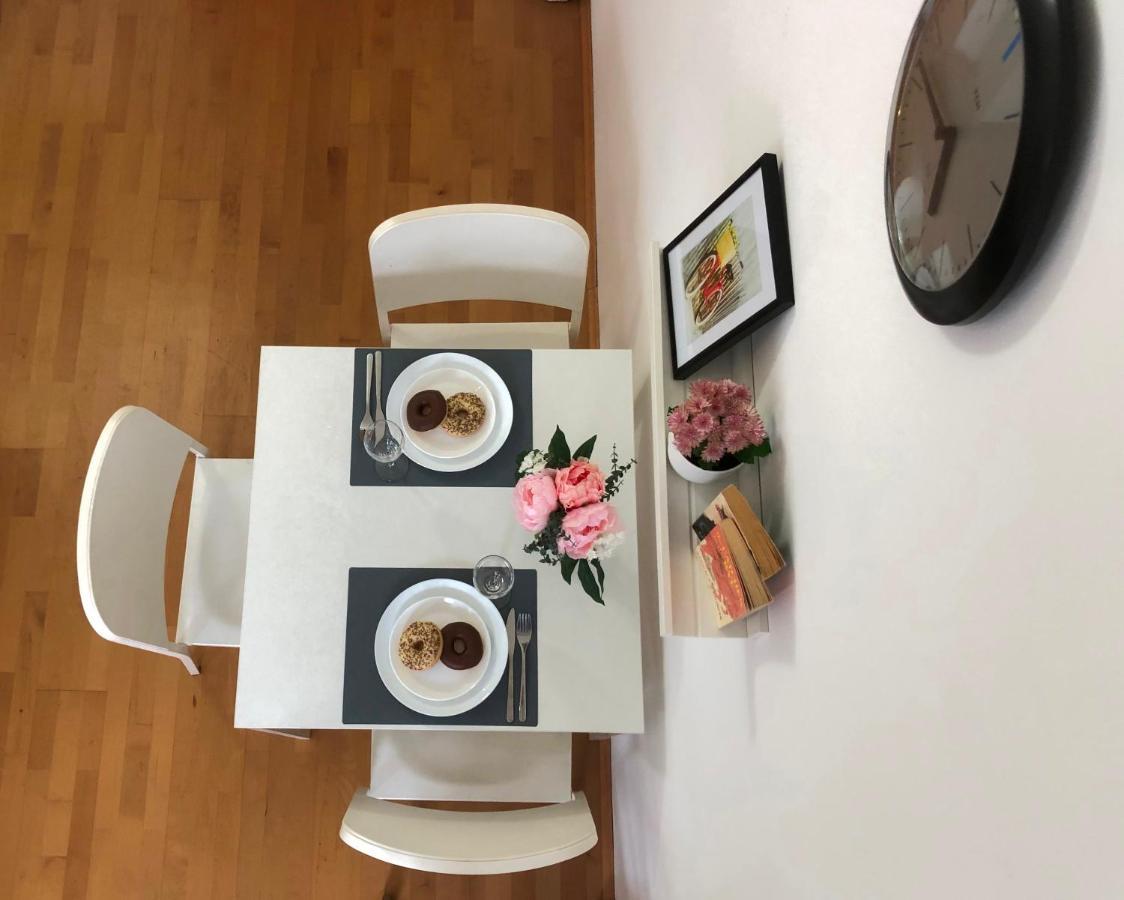New, Bright Apartment Near The Metro! Wina Bagian luar foto
