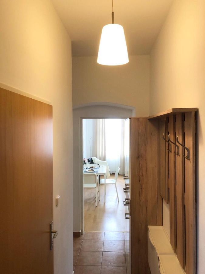 New, Bright Apartment Near The Metro! Wina Bagian luar foto