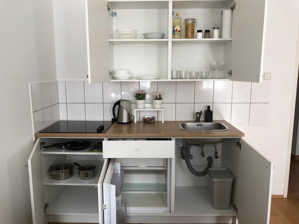New, Bright Apartment Near The Metro! Wina Bagian luar foto