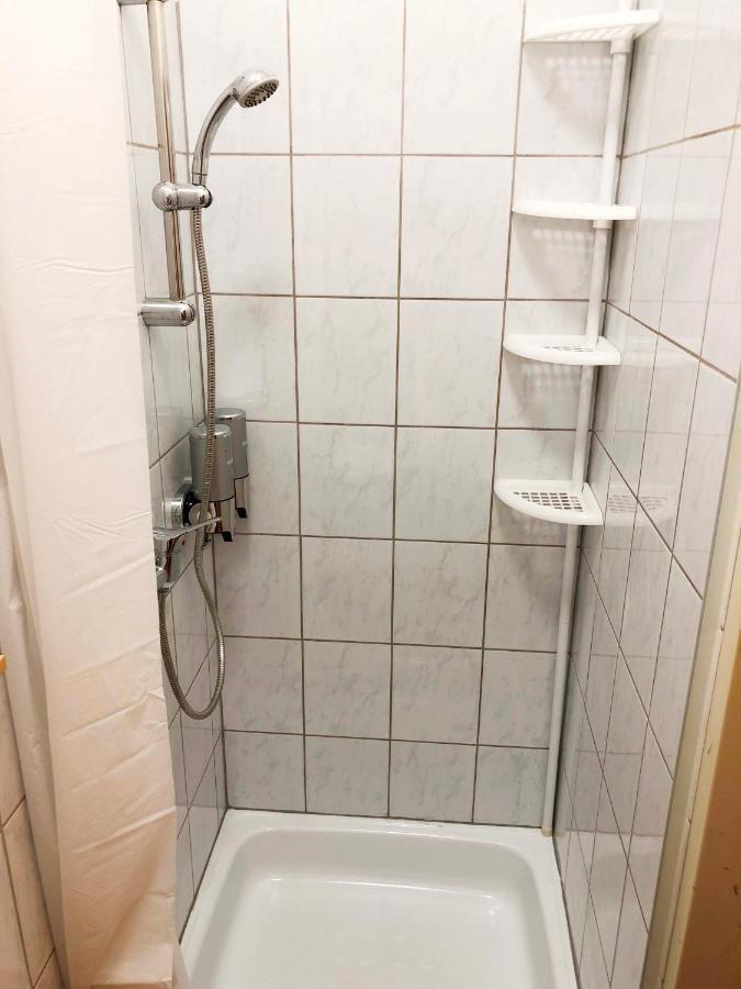 New, Bright Apartment Near The Metro! Wina Bagian luar foto
