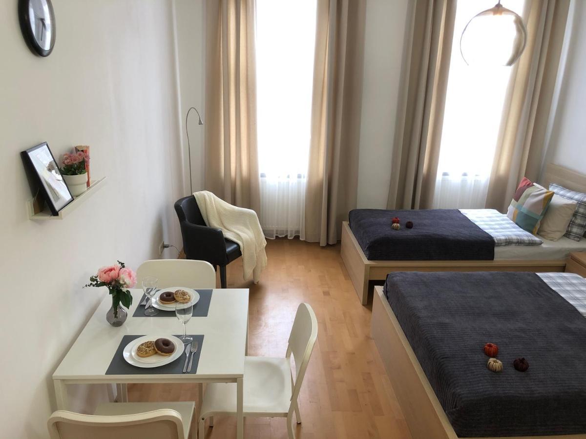 New, Bright Apartment Near The Metro! Wina Bagian luar foto