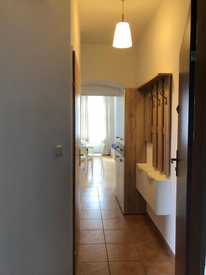 New, Bright Apartment Near The Metro! Wina Bagian luar foto