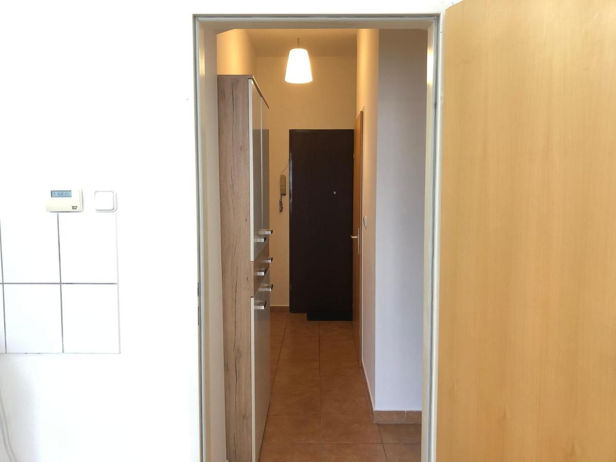 New, Bright Apartment Near The Metro! Wina Bagian luar foto