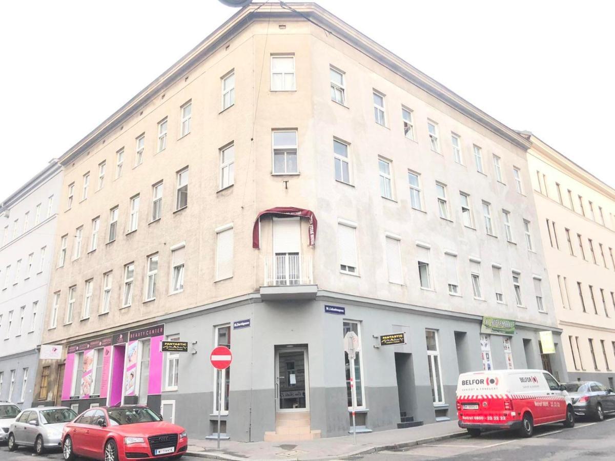 New, Bright Apartment Near The Metro! Wina Bagian luar foto